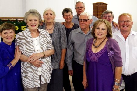 Die staatmakers tydens Pearly Beach NG-gemeente se Kerssangdiens, met vlnr Anita Botha, Wilna Snyman, Marie Klaassen, Jack White en Magda en Hennie Swart.   Agter vlnr is Annaline Reinke, ds Dirk van Dyk en Petrus du Preez.